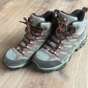 Women’s Merrel Moab 2 Mid Waterproof hiking boots Size 8.5 ⛰️